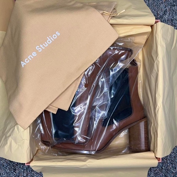Acne Studios Bethany Boot
BRAND NEW, NEVER WORN
EU Size 38 - Picture 2 of 4